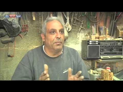 فلسطينية تبتكر حلي من خشب الزيتون