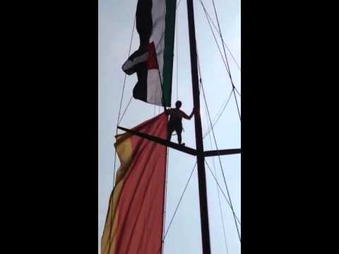 البحار عادل خالد يرفع علم الإمارات فوق يخت عزام