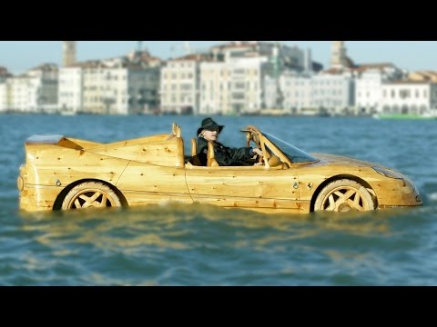 إيطالي يصنع قاربًا على هيئة سيارة فيراري