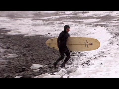 رياضة ركوب الأمواج خلال درجة التجمُّد في روسيا