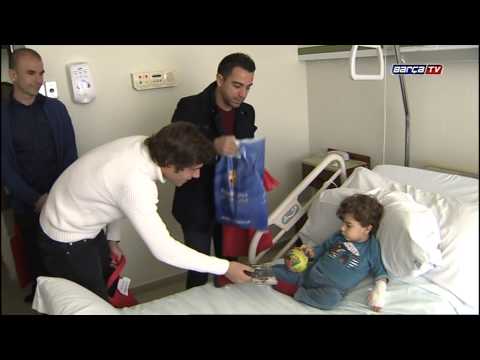 لاعبو برشلونة يزورون مستشفى في الكريسماس