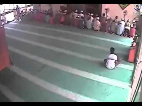 غلام يسطو على مسجد أثناء الصلاة