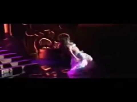 سقوط راقصة لبنانية على المسرح