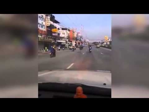 نعامة تسابق دراجة ناريَّة على طريق سريع في تايلند
