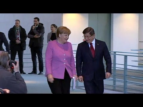 بالفيديو أوغلو يعد ميركل بكبح سيل اللاجئين