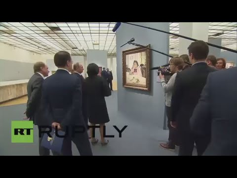 بوتين يزور معرضًا لأعمال الرسام سيروف