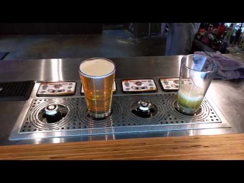 ماكينة متطورة تملأ الأكواب من أسفل