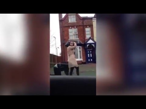 سيدة تسحب رجلا خلفها مثل الكلب