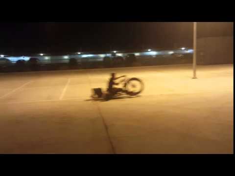 أسترالي يدور بدراجته النارية 360 درجة