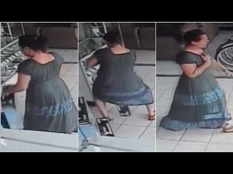 امرأة تسرق شاشة تليفزيون وتخفيها داخل ملابسها