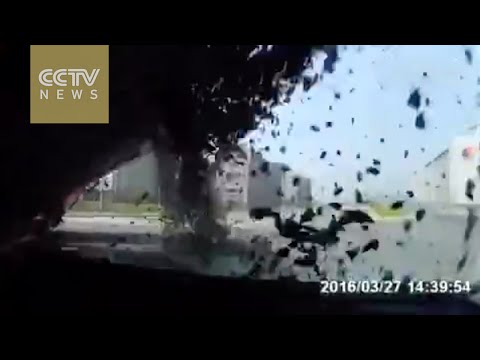 سيارة تنجو من حادث اصطدام