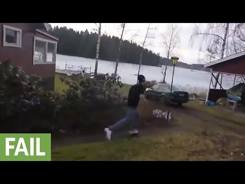 سقوط السيارة في بحيرة متجمدة