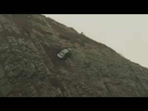 بالفيديو سيارة تسقد من أعلى منحدر في العالم