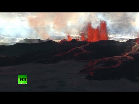 غيامات من الأدخنة الكثيفة نتيجة بركان أيسلندا