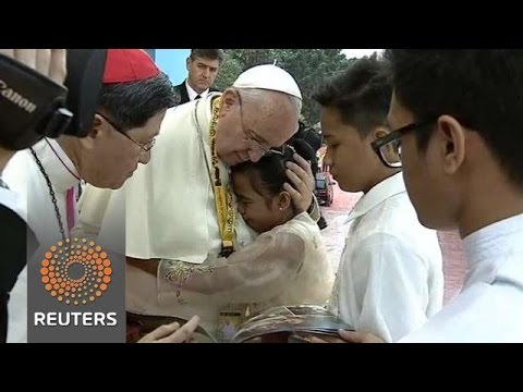 طفلة تنهار فى البكاء أثناء حديثها مع بابا الفاتيكان