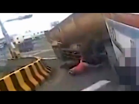 سائق دراجة نارية تحت إطارات شاحنة ضخمة