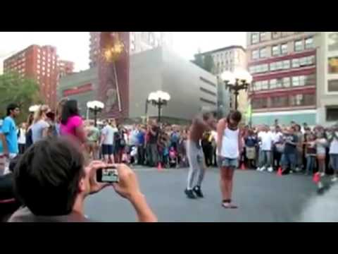 رجل يتباهى بالقفز أعلى الفتاة