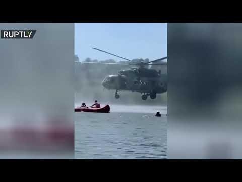 شاهد طائرة هليكوبتر تكاد تلامس رؤساء أشخاص يسبحون في أوكرانيا